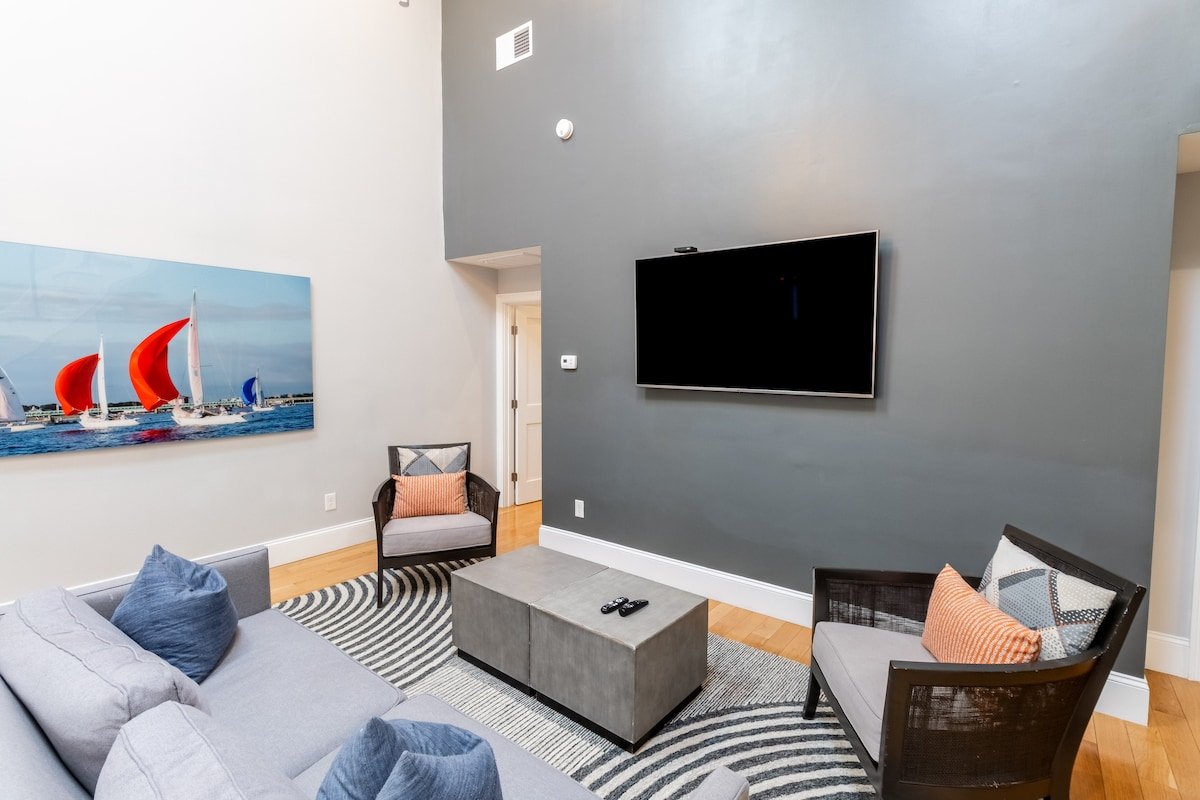 Modern Condo w/Loft and Kitchenette on Thames St gallery image 4