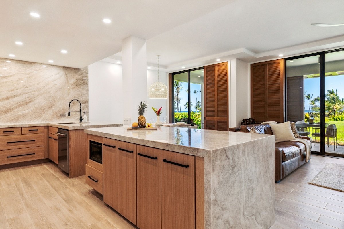 Gorgeous, Fully-Upgraded Oceanfront Condo by Beach gallery image 3