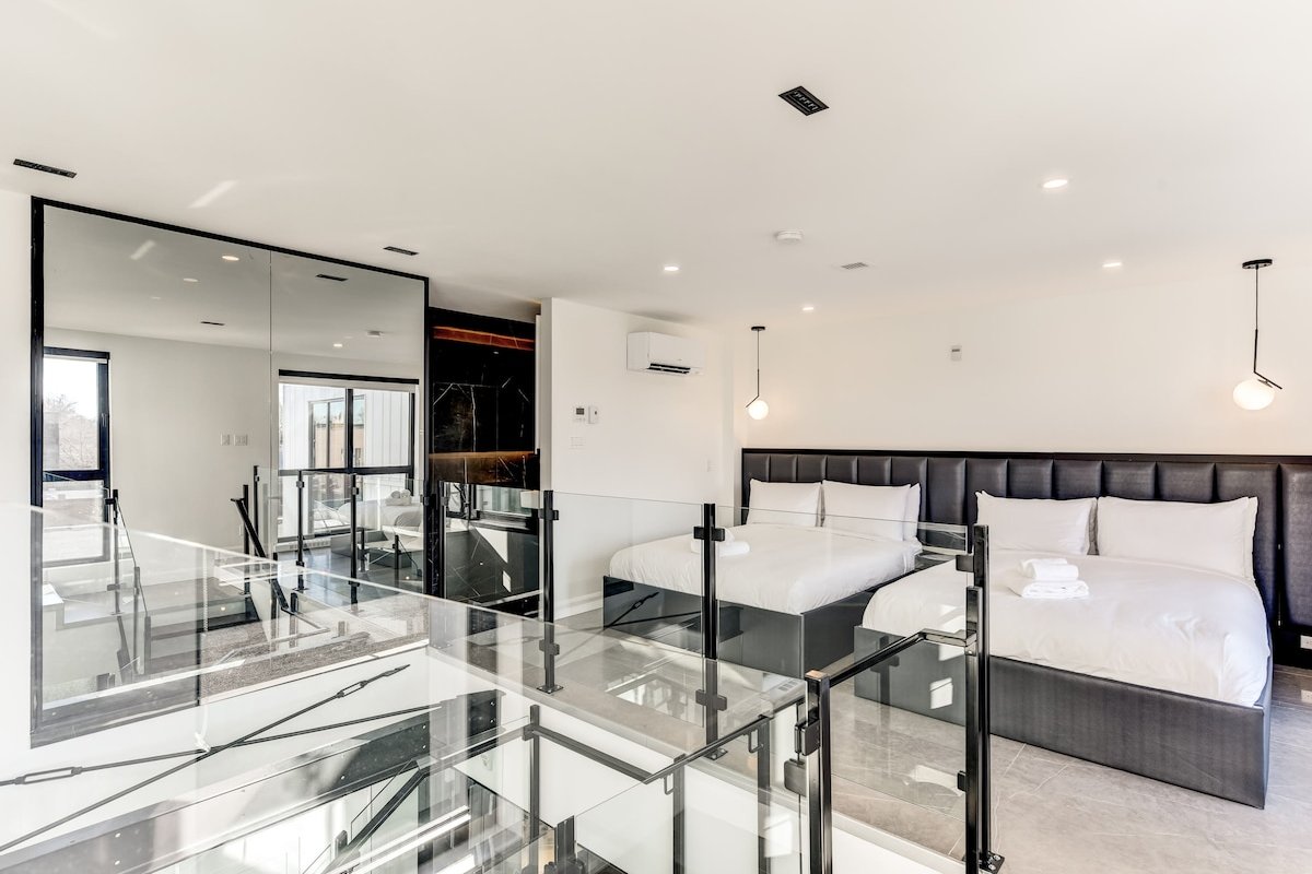 CLUBHAUS Executive Penthouse, Private Rooftop, Sleeps 12+ gallery image 5