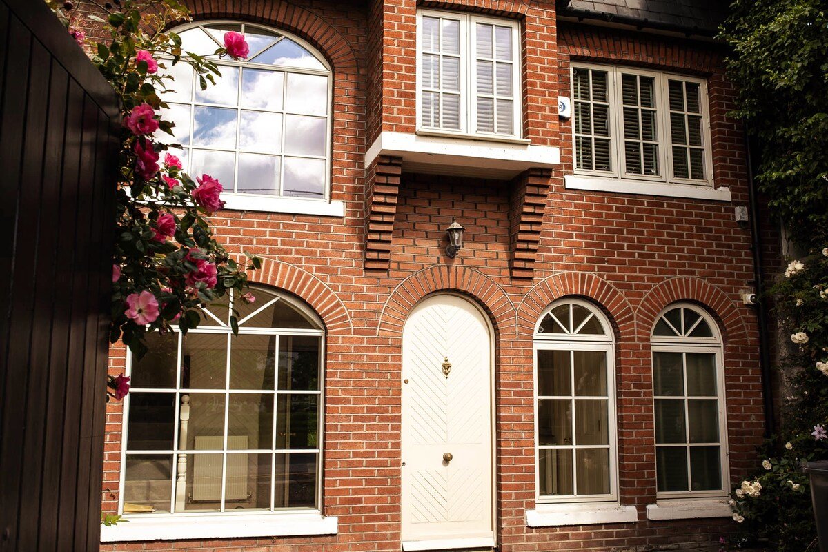 Dublin Centre Townhouse With Private Large Garden gallery image 3