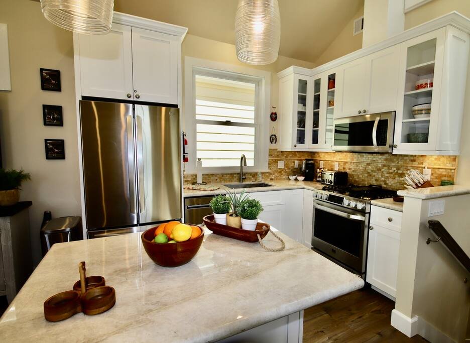 Cozy Oasis ~ Private Balcony & BBQ: 2 Min to Beach gallery image 5