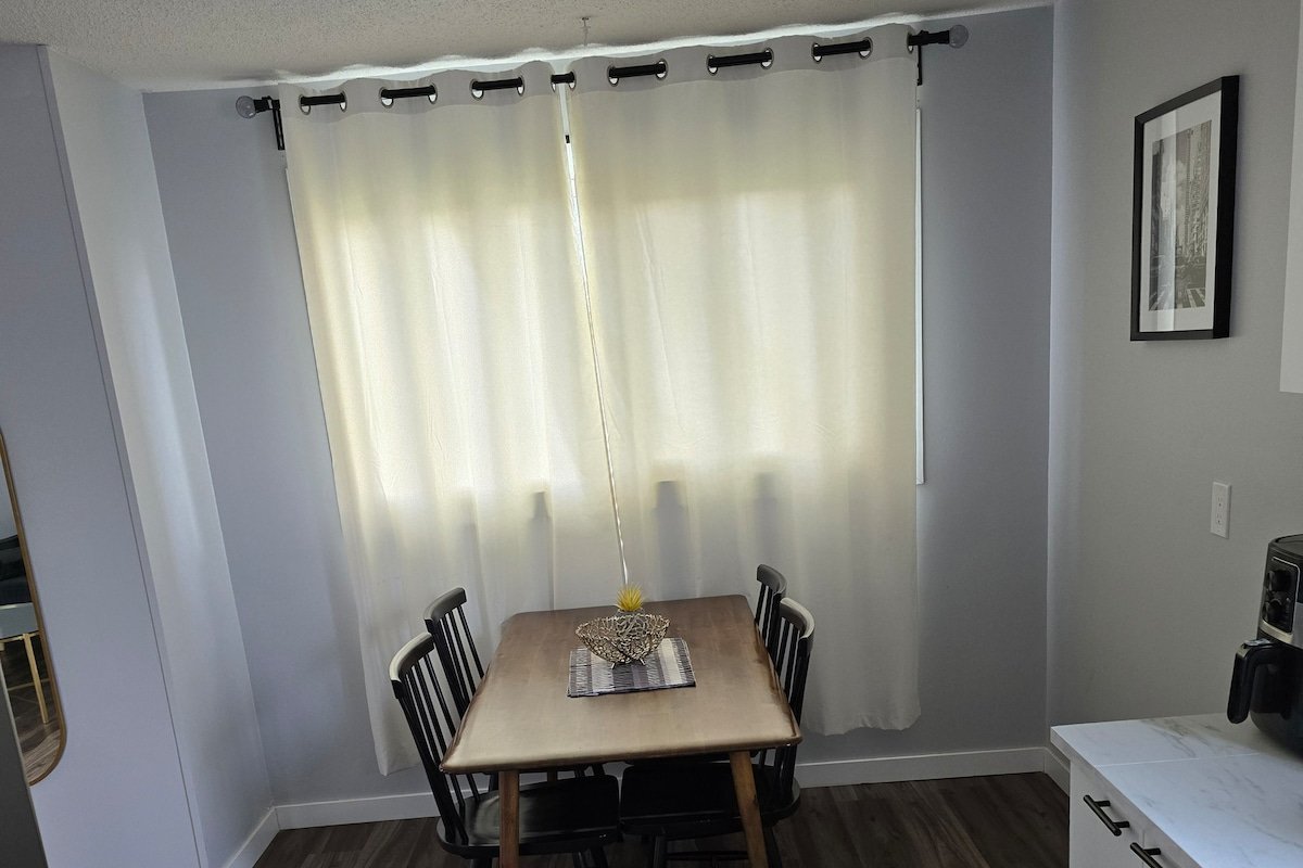 Modern 4Bed Home|Cozy & Updated|Club Regent Casino gallery image 5