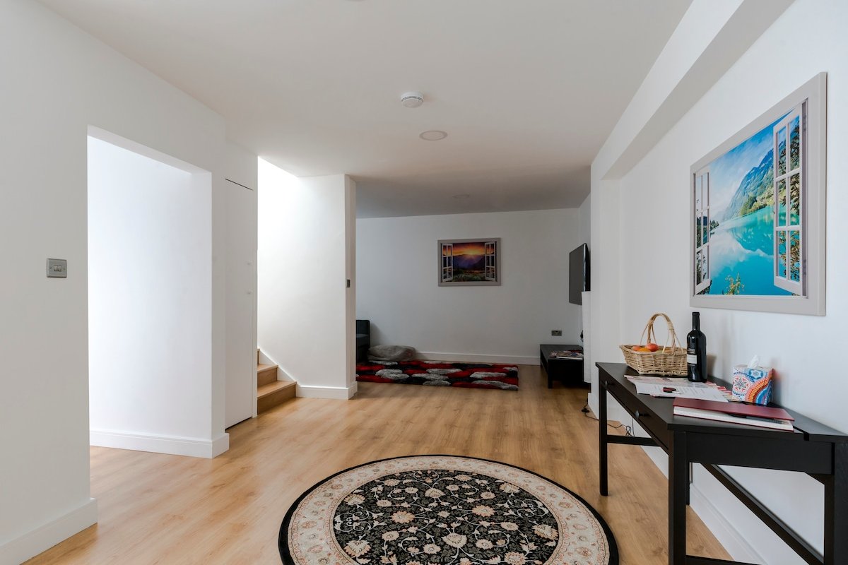 Luxury Hampstead House, Close to City Centre gallery image 2