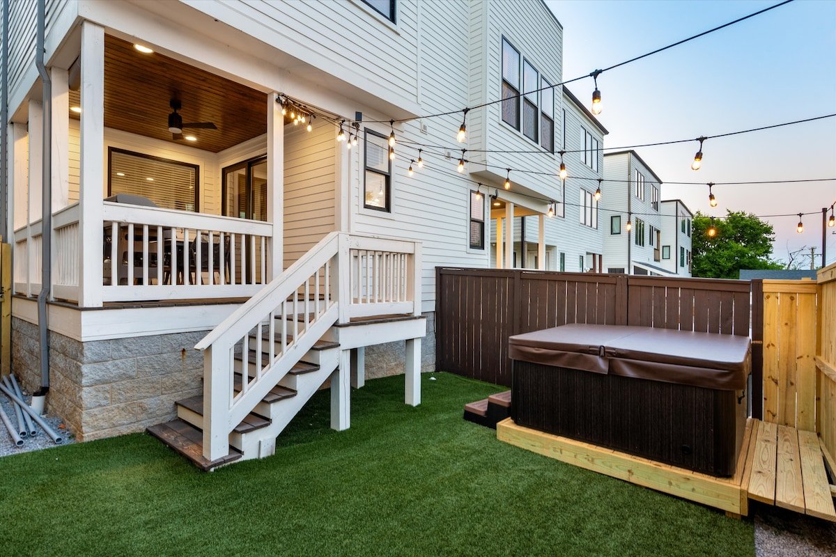 Luxury 4BR | Hot Tub • Mural • Rooftop Lounge gallery image 5