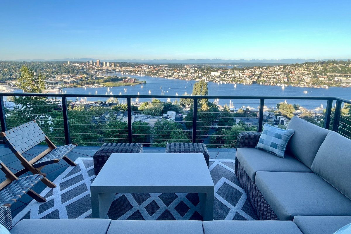 Lake View. Theater. Pinball. Chef Kitchen. EV.Gym