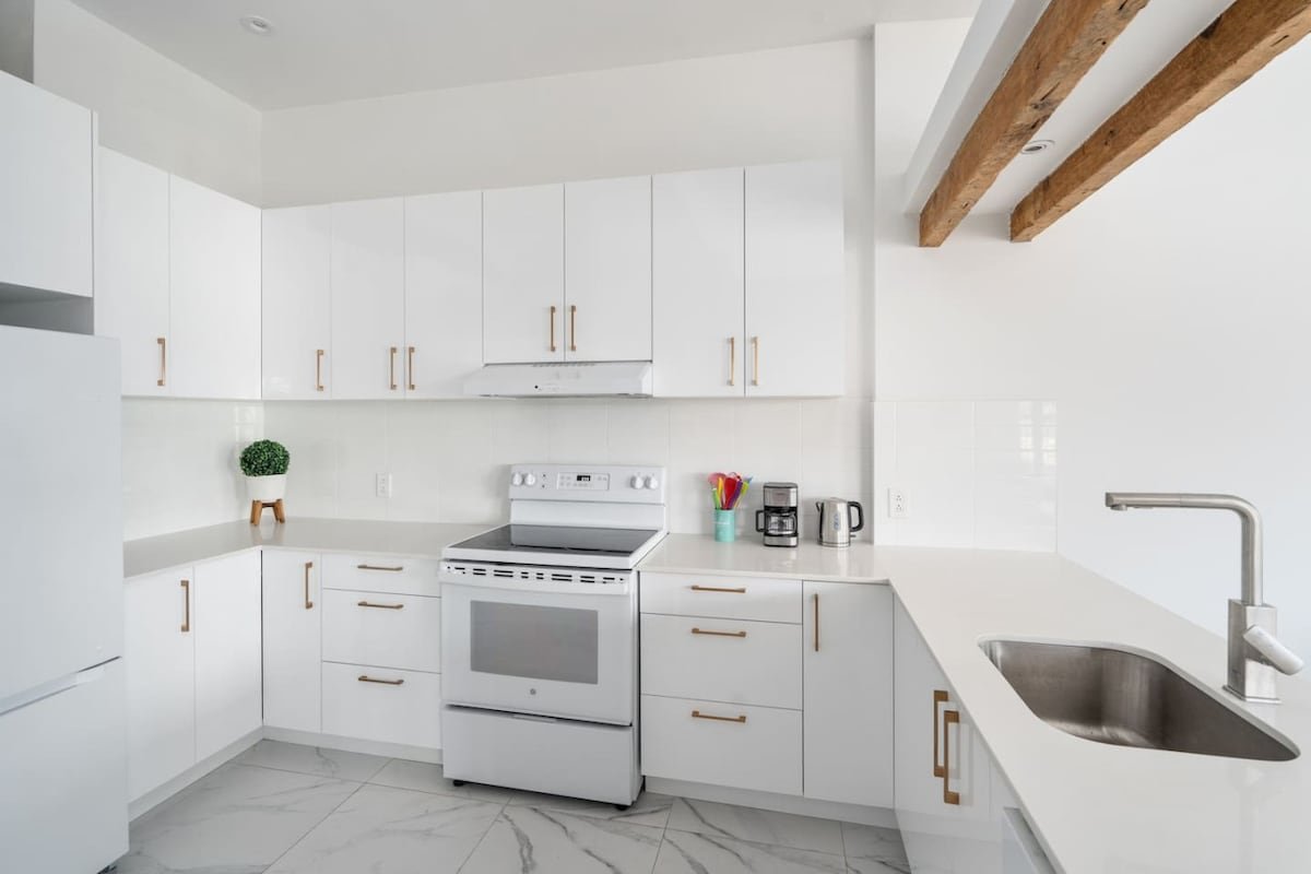 Stunning 4Bed 3BA Apt Central Old Mtl | St Paul St gallery image 4