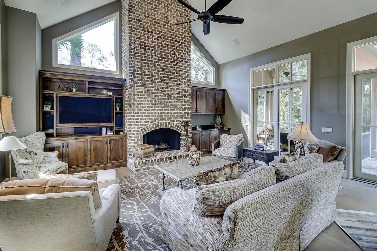 4th Row beach home with screened porch & pool