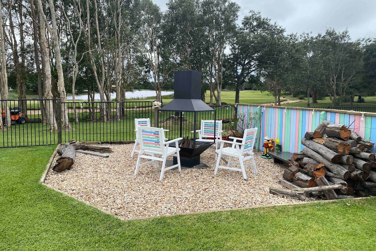 Golf course /lake views. Whole home. Suits 8 adult gallery image 3