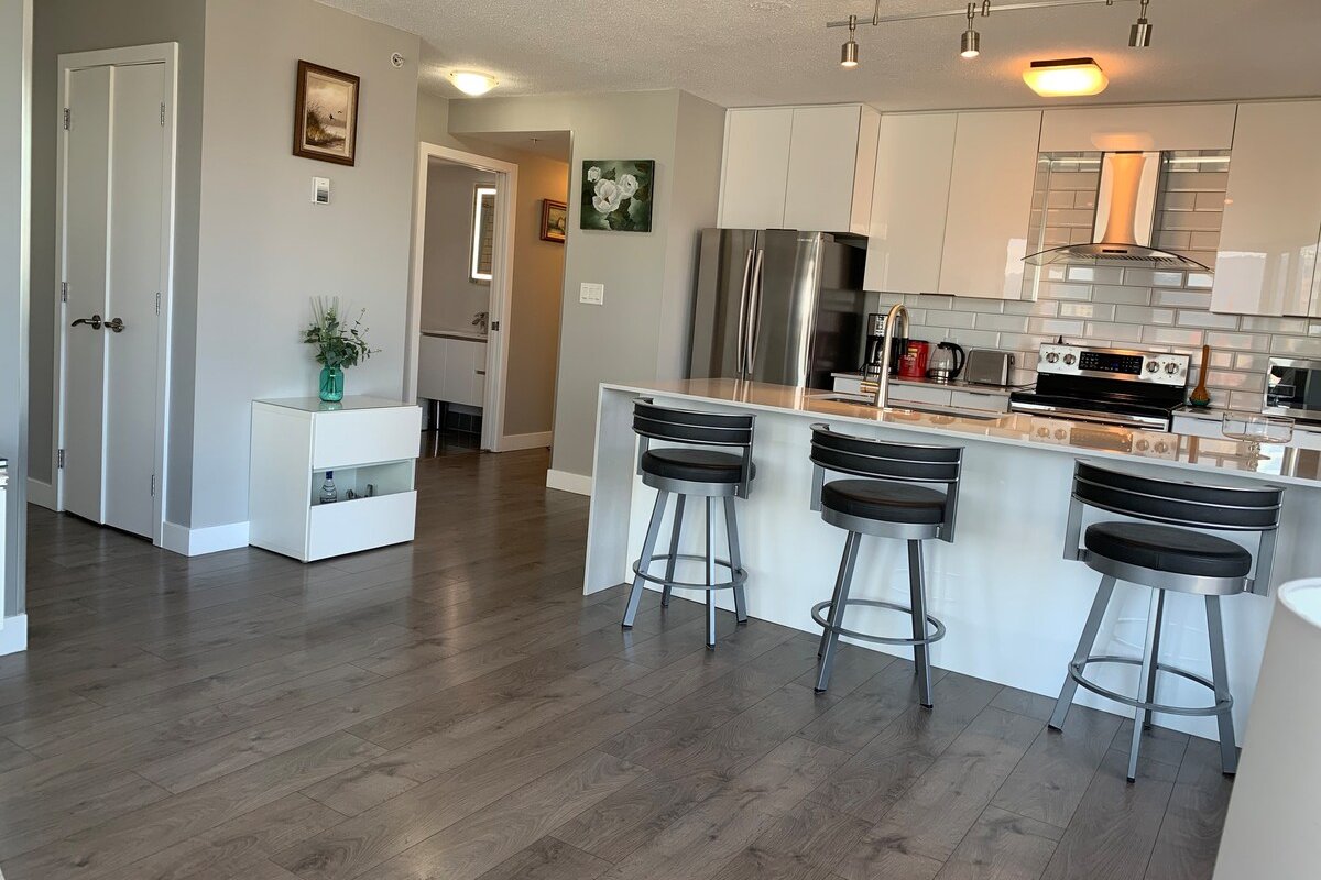 Amazing Views, DT, 2BR+DEN/ParkingPoolGym/Location gallery image 4