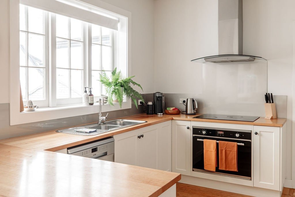 Newstead Luxury – Large home close to CBD gallery image 5