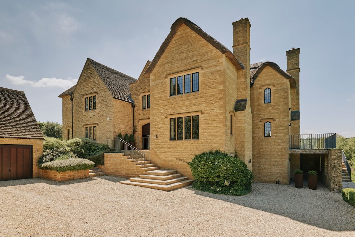 Elegant Cotswold home with indoor pool and sauna
