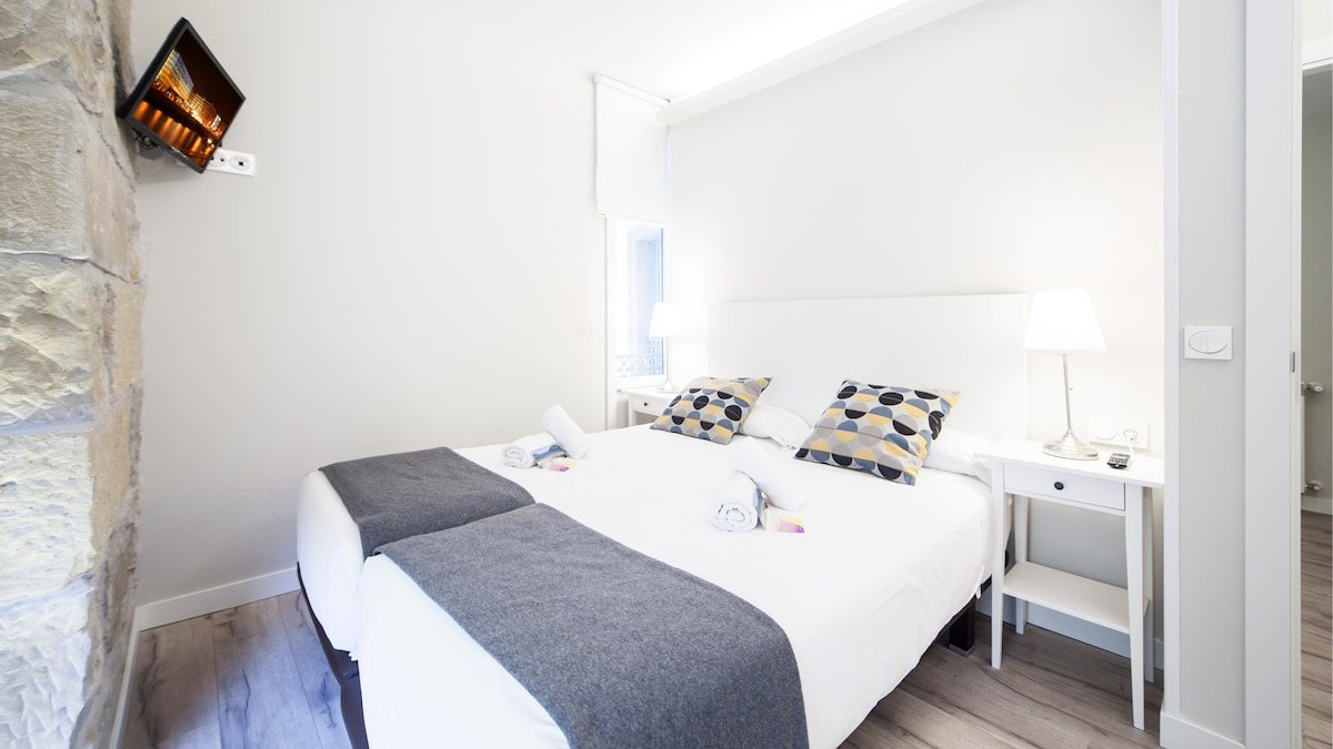 Amazing Central Apart. 3min. Concha Beach. 7 pax!! gallery image 3