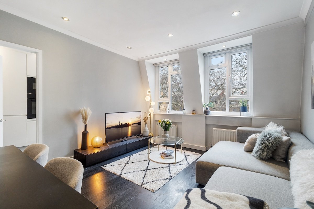 Stylish 2 bedroom by Hyde Park gallery image 3