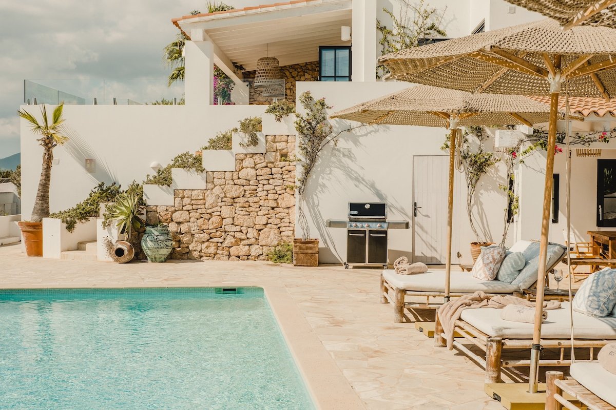 Sea views- salt-water pool- gym- BBQ- home cinema gallery image 5