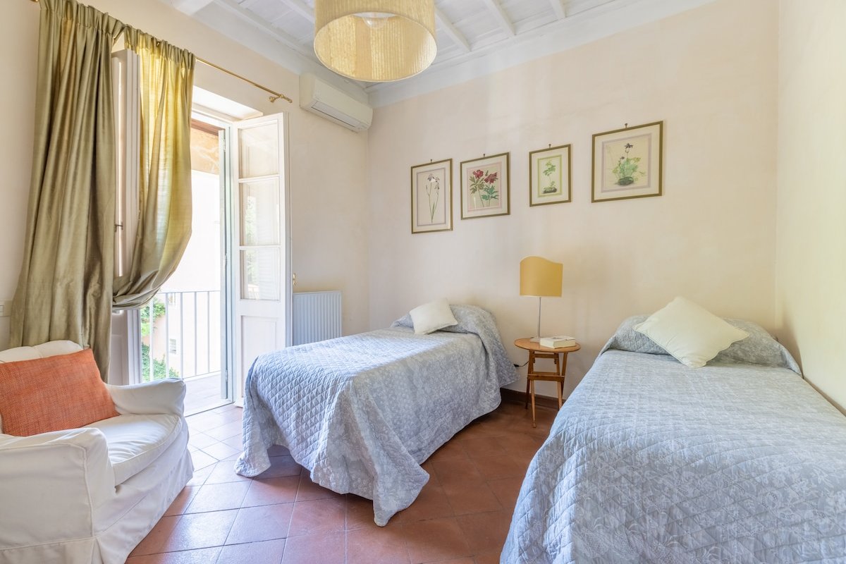 Colosseo bright apt. with balcony at Monti gallery image 5