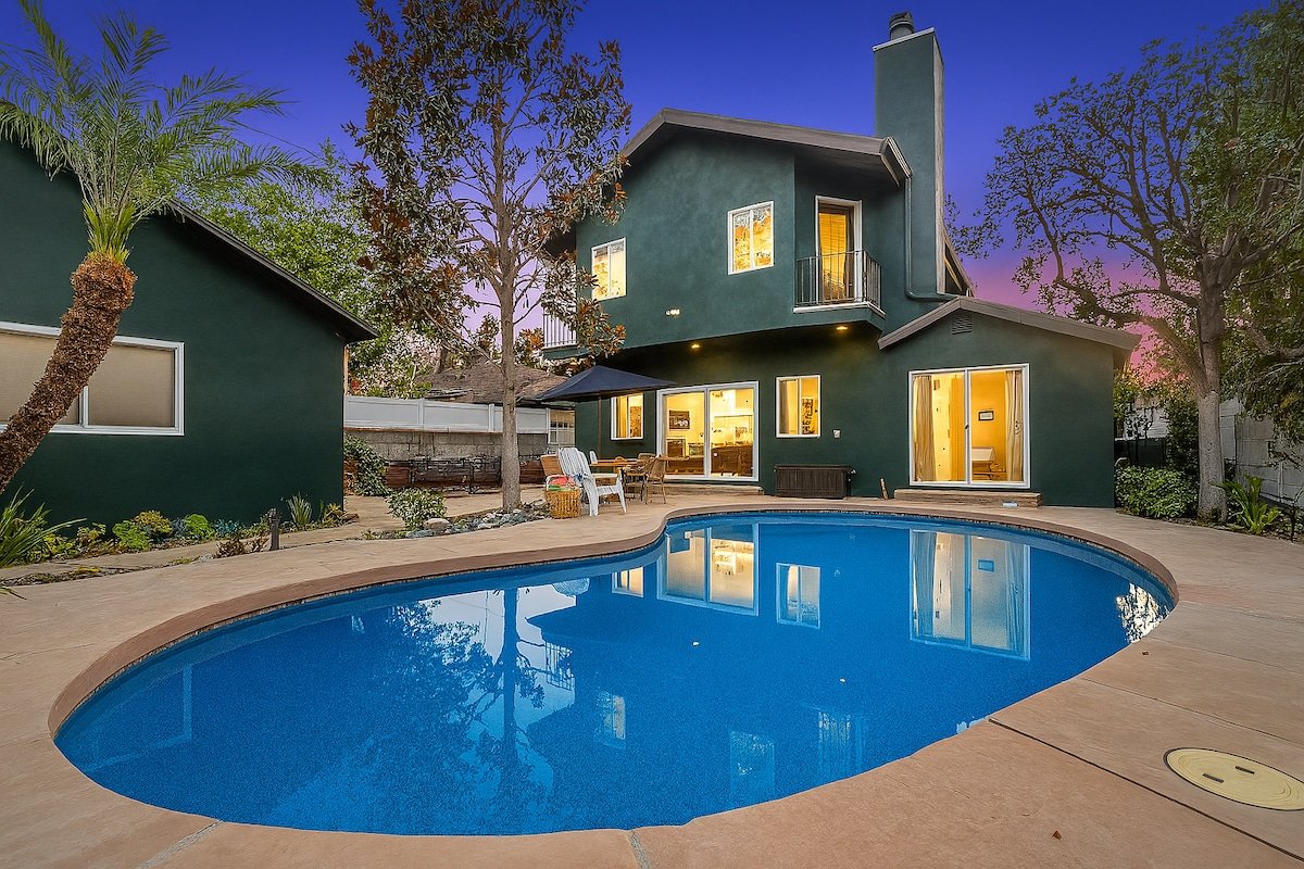 187 – Chic & Spacious Retreat/Pool/Hot Tub/Yard gallery image 5