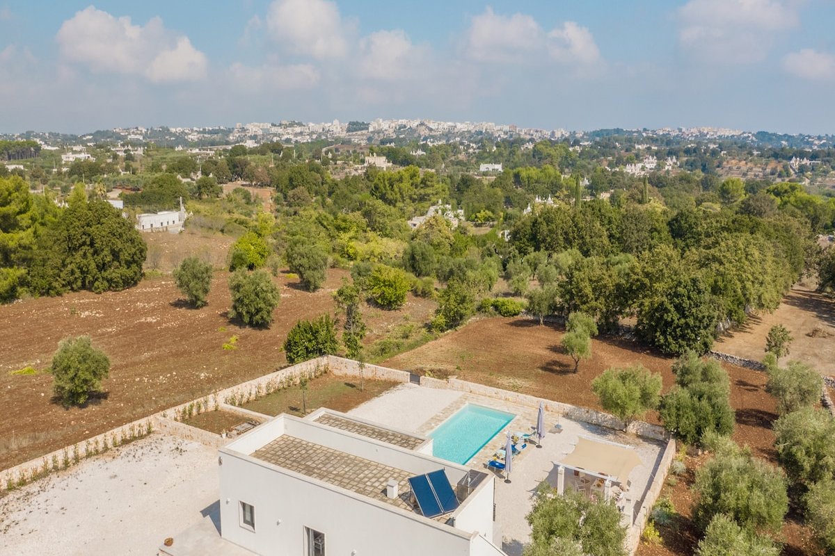 Spacious Ostuni 2 bed villa with large pool & BBQ gallery image 3