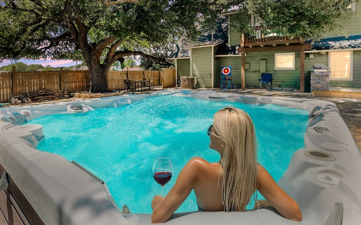 Sleeps 20+ Hot Tub-King Beds-Gym-BBQ-Fire Pit-TVs gallery image 2