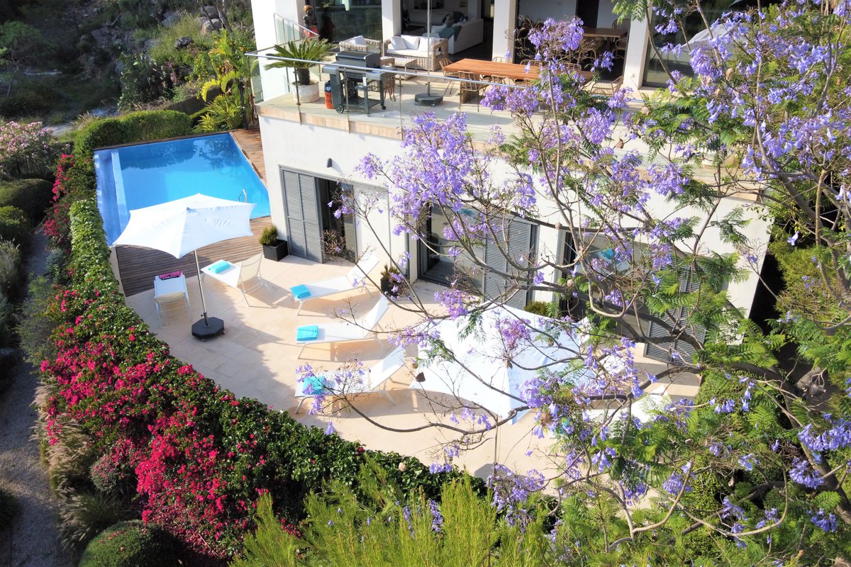 Idyllic 6 bed villa, stunning views & heated pool