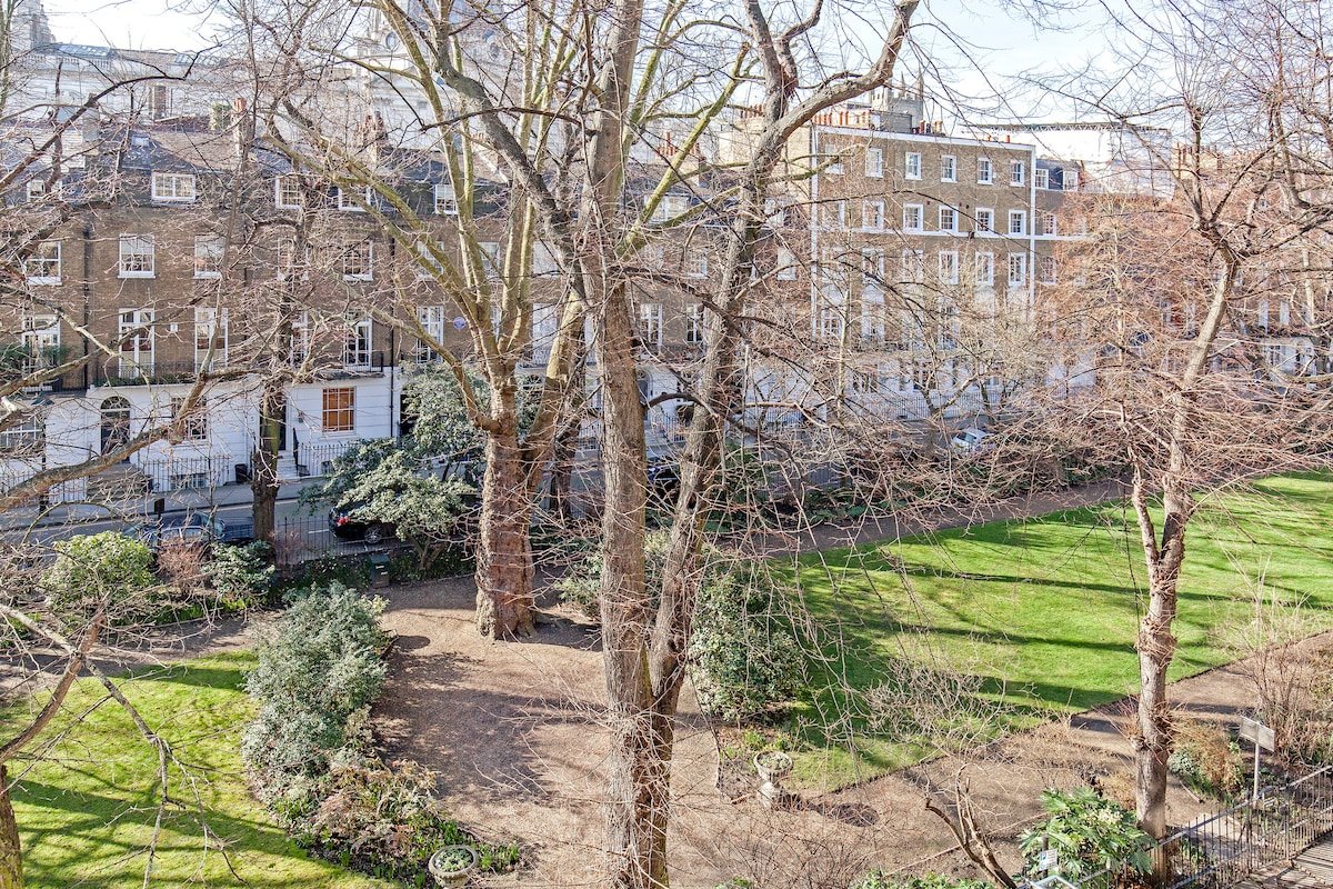 Knightsbridge Charming Duplex Two Bedroom Flat gallery image 5