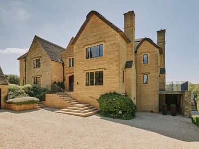 Elegant Cotswold home with indoor pool and sauna