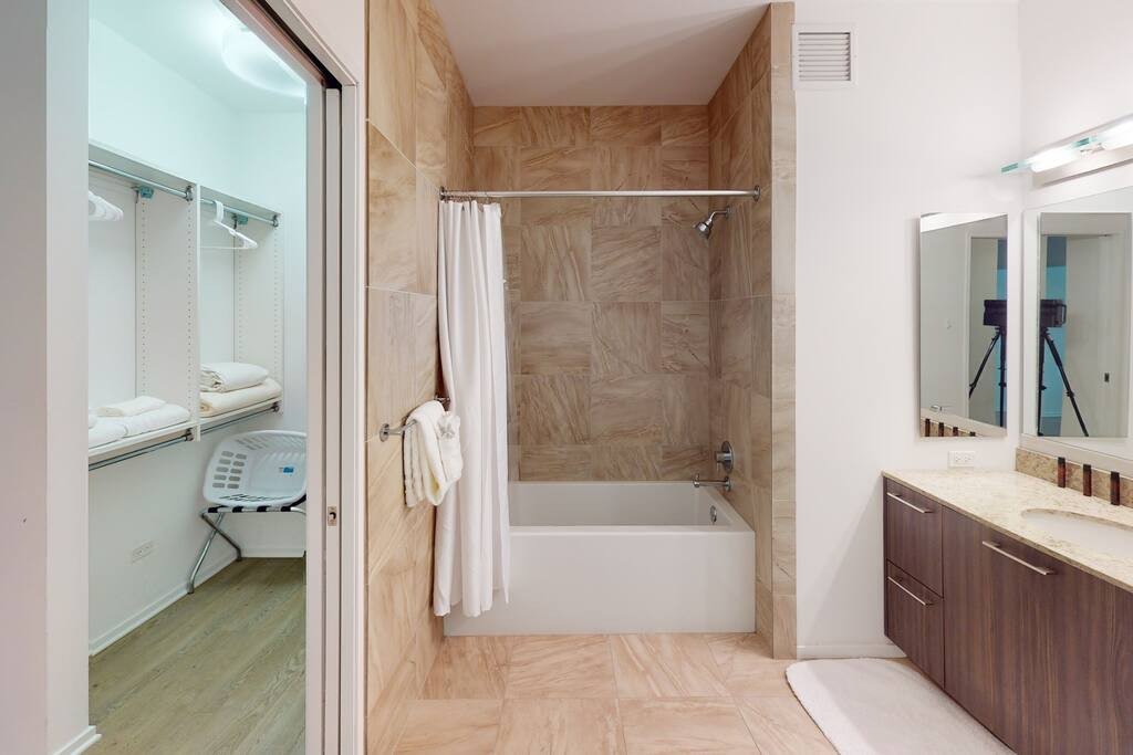 Corner 3 Bed off the Mag Mile