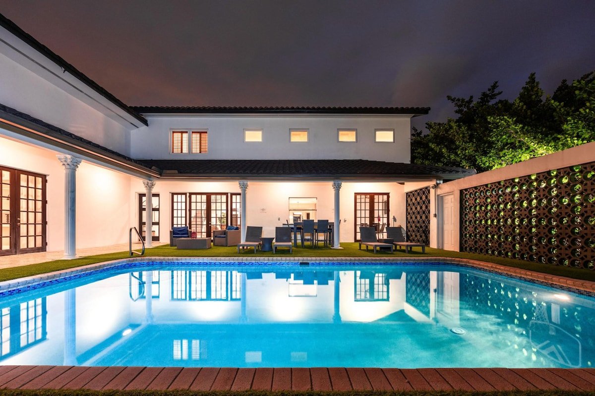 Villa Asher-waterfront w/dock gallery image 3