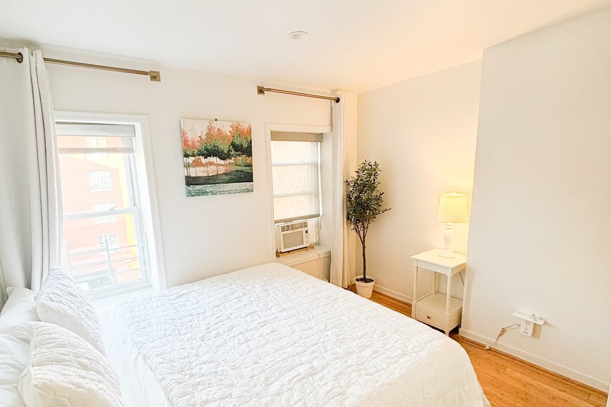 Bright Sunny Apt with 1.5 bath King Bed gallery image 5