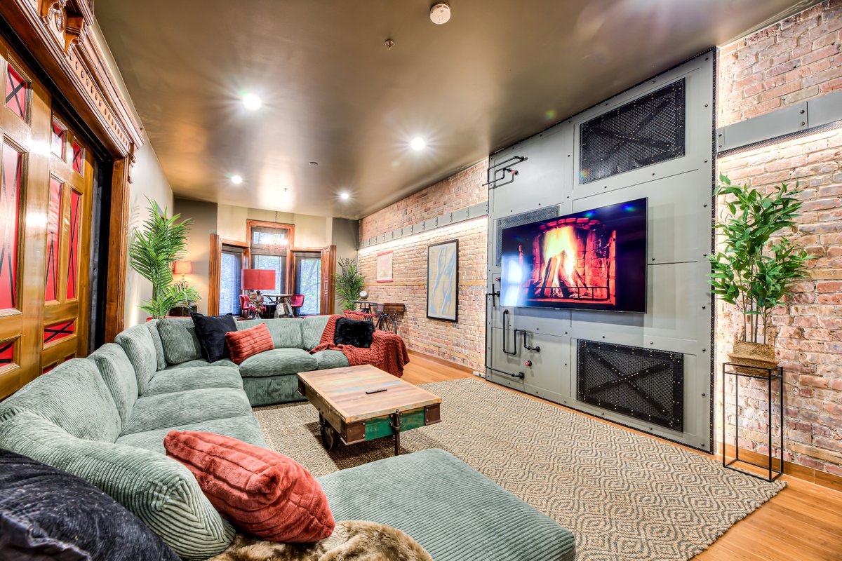 Downtown & Nightlife St Denis Steam Punk Big Group