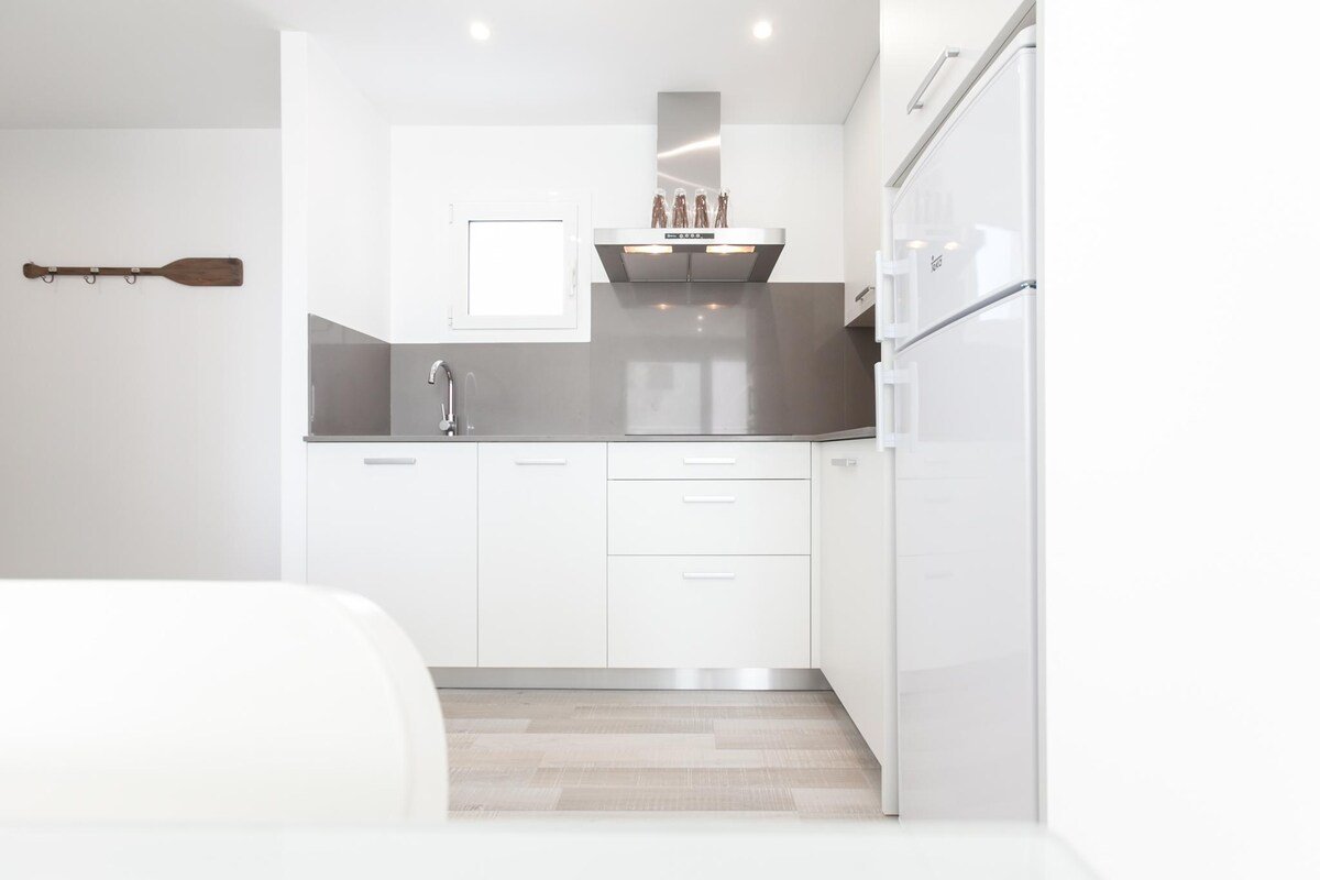 Second line beach apartment, two bedrooms with ter gallery image 4