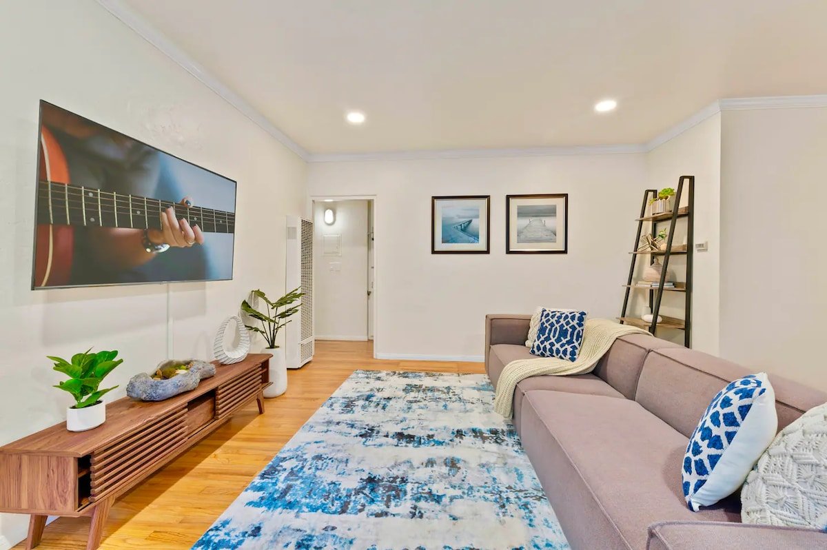 PB Hot Tub Triplex 5BR, MiniGolf, Games & Parking! gallery image 3