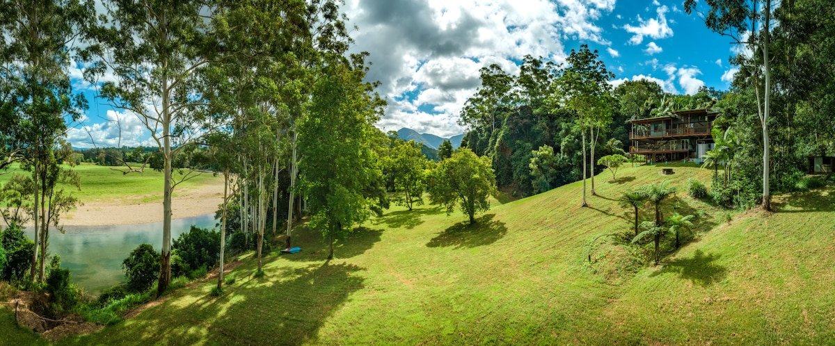 Stunning Retreat, River Frontage & Mountain Views gallery image 5