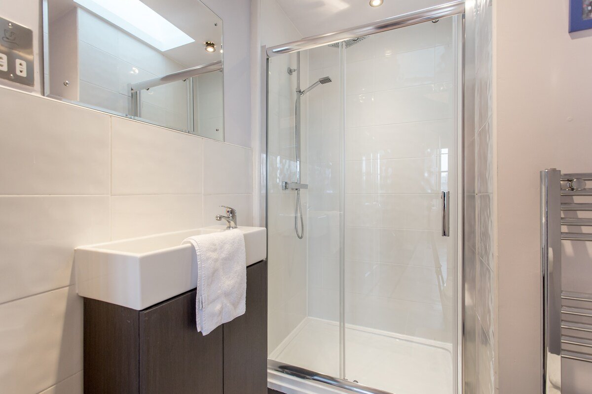 4 Bedroom City Centre Penthouse Sleeps 8 gallery image 5