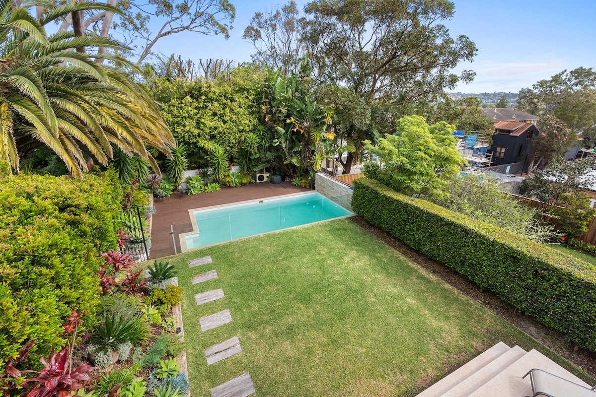 Jackpot – Modern Stylish Home w AC Pool Garage gallery image 2