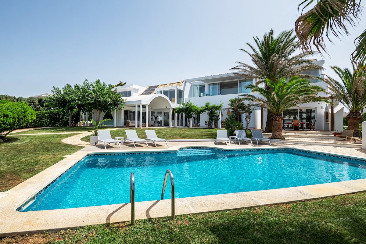 Lujosa villa en la playa con vistas al vista mar gallery image 2