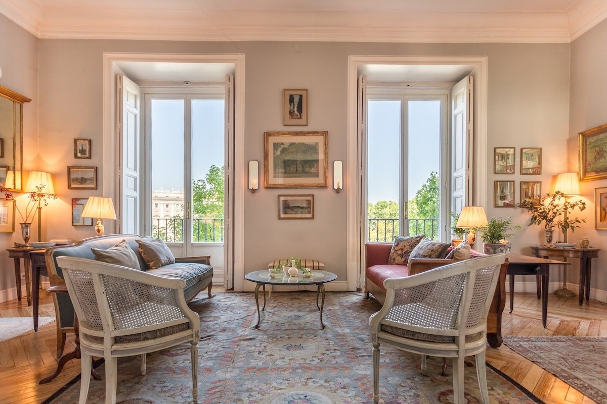 Elegant coorporate apart. with views of the palace gallery image 2