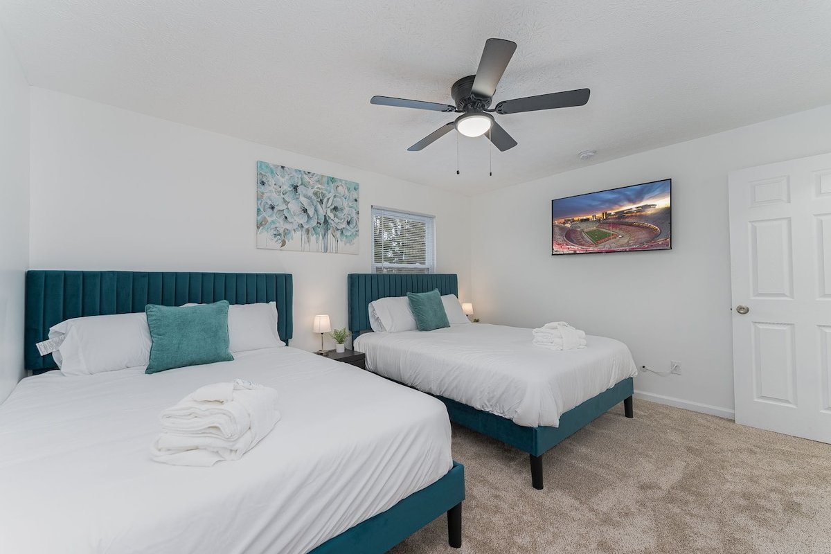 Pondside Retreat 4BR w/ Hot Tub & Pool Table & BBQ gallery image 4