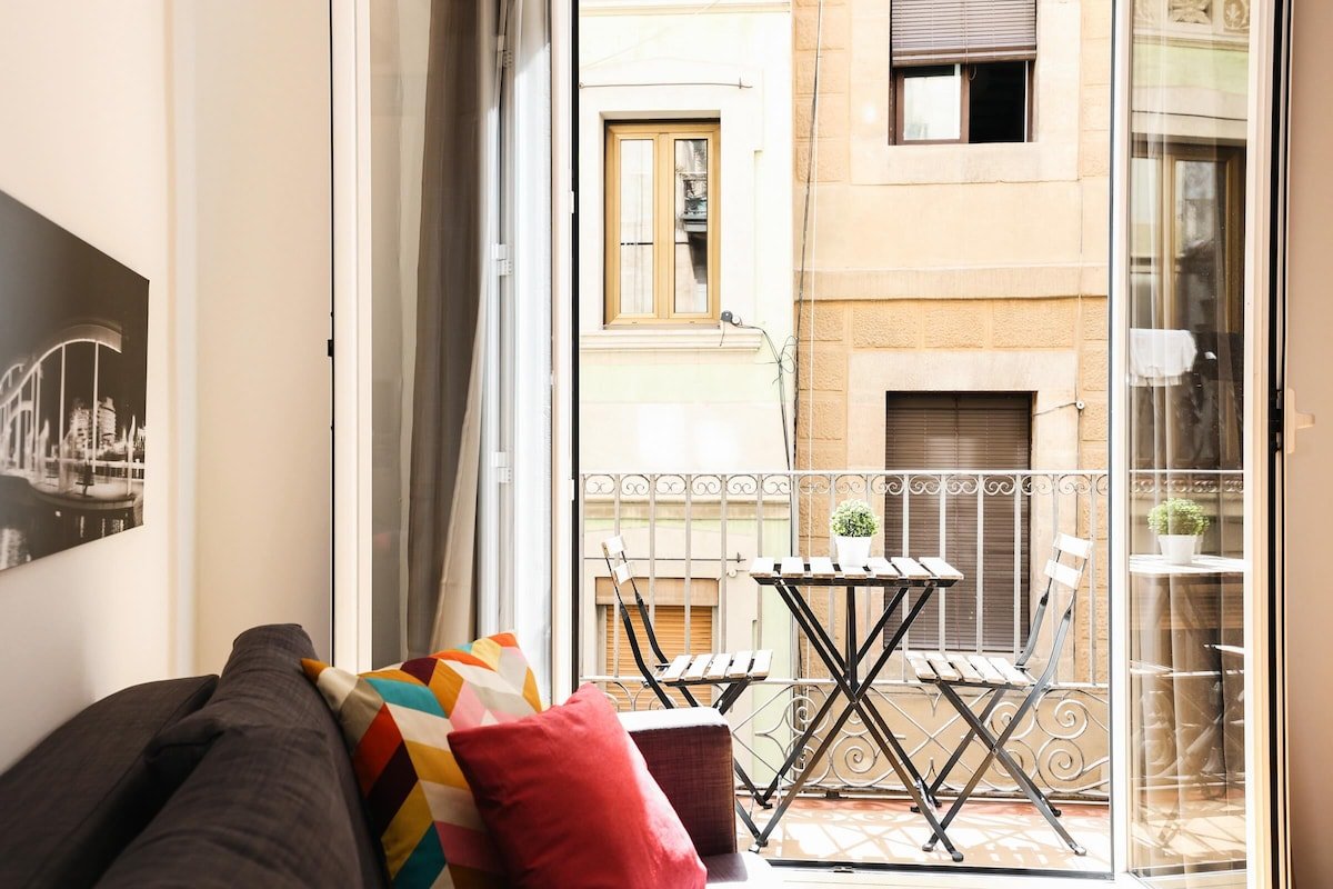 La Rambla- Catalonia Square Apt 4BD-2BTH gallery image 3