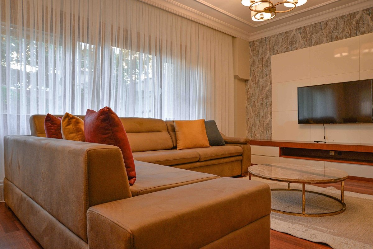 Deluxe Two Bedroom Apartment with Garden gallery image 5