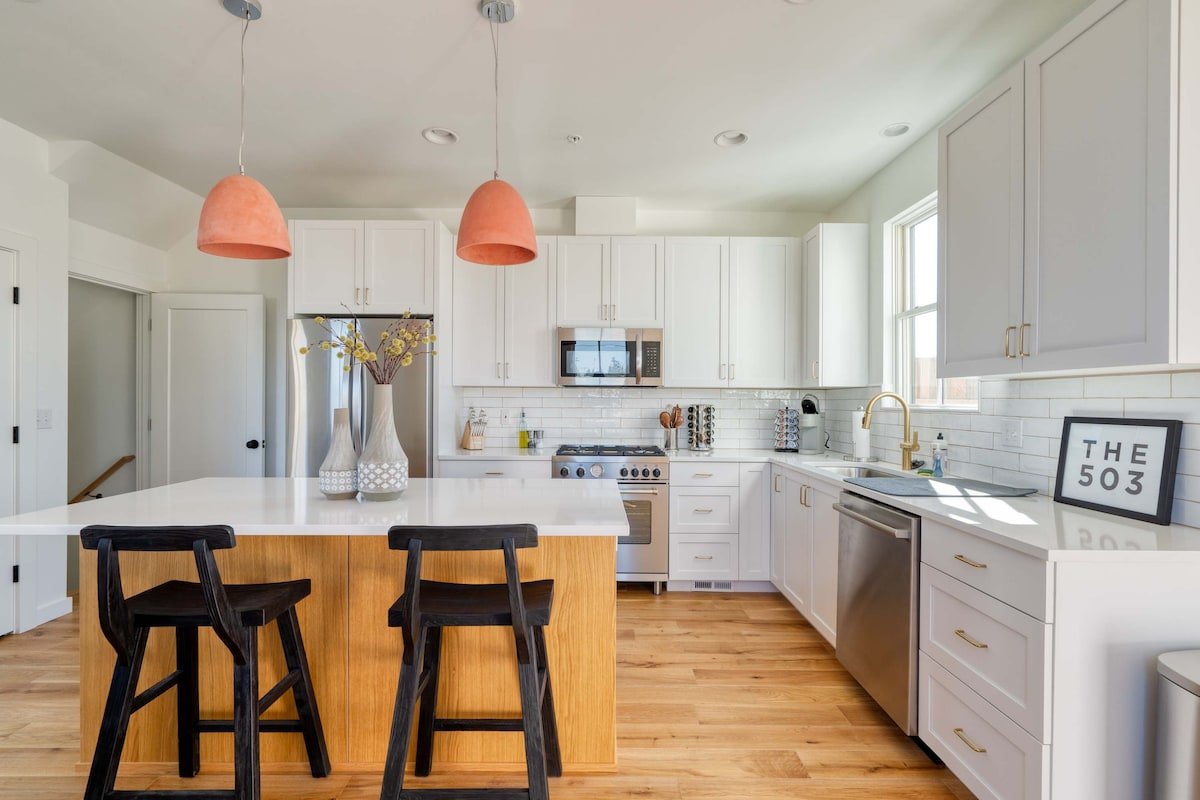 Luxury Townhouse • New Build • 3BR • Sleeps 5 gallery image 2