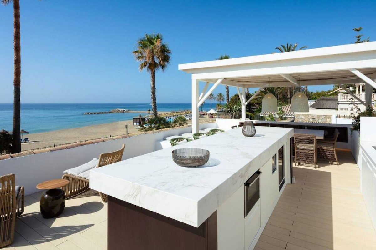 Beachfront Luxury Villa in the Golden Mile gallery image 4