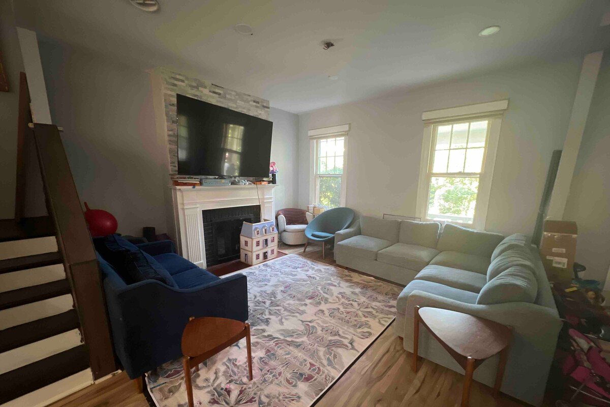 Cheerful Family and Dog Friendly 4-BDRM Home gallery image 3
