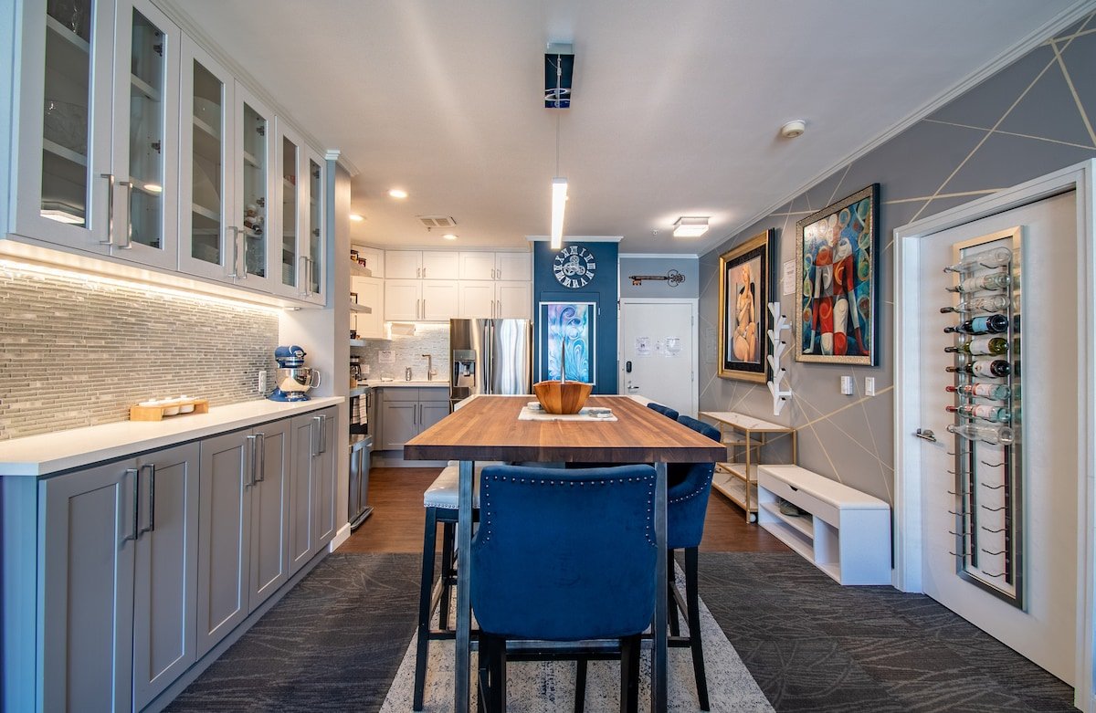 Artist’s Retreat in the Heart of Seattle! 2BR/2BA gallery image 3