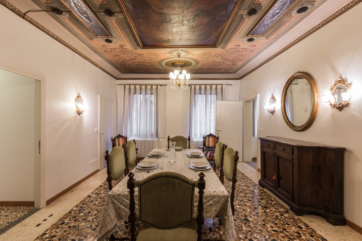 Ca’ affresco stunning family flat by Saint Mark’s gallery image 3