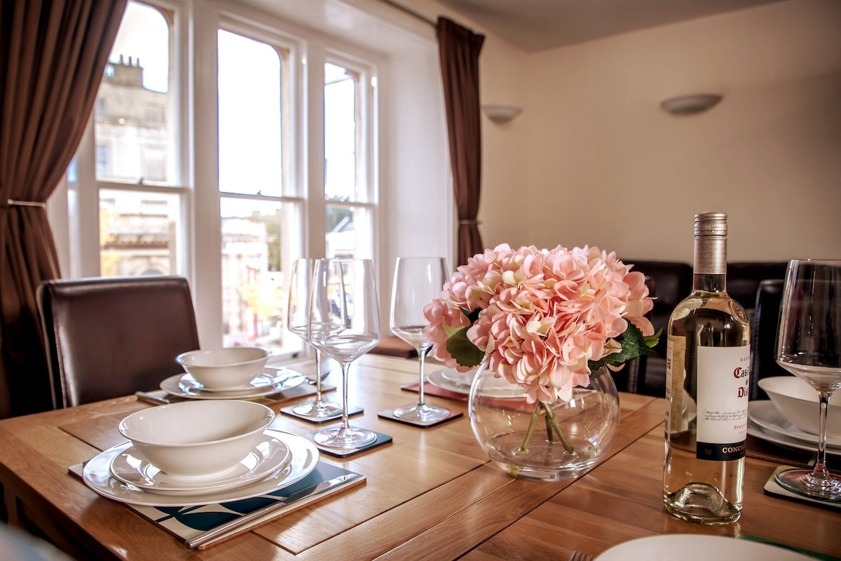 Fantastic 4 bedroom apartment with parking gallery image 2