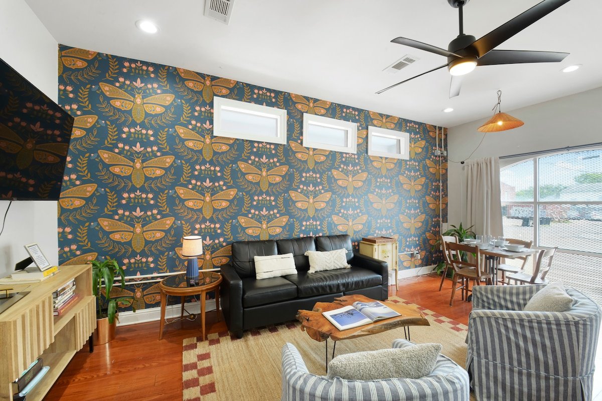 French Quarter HQ- 9 Beds, Bonus BR & TVs in 2BRs gallery image 2