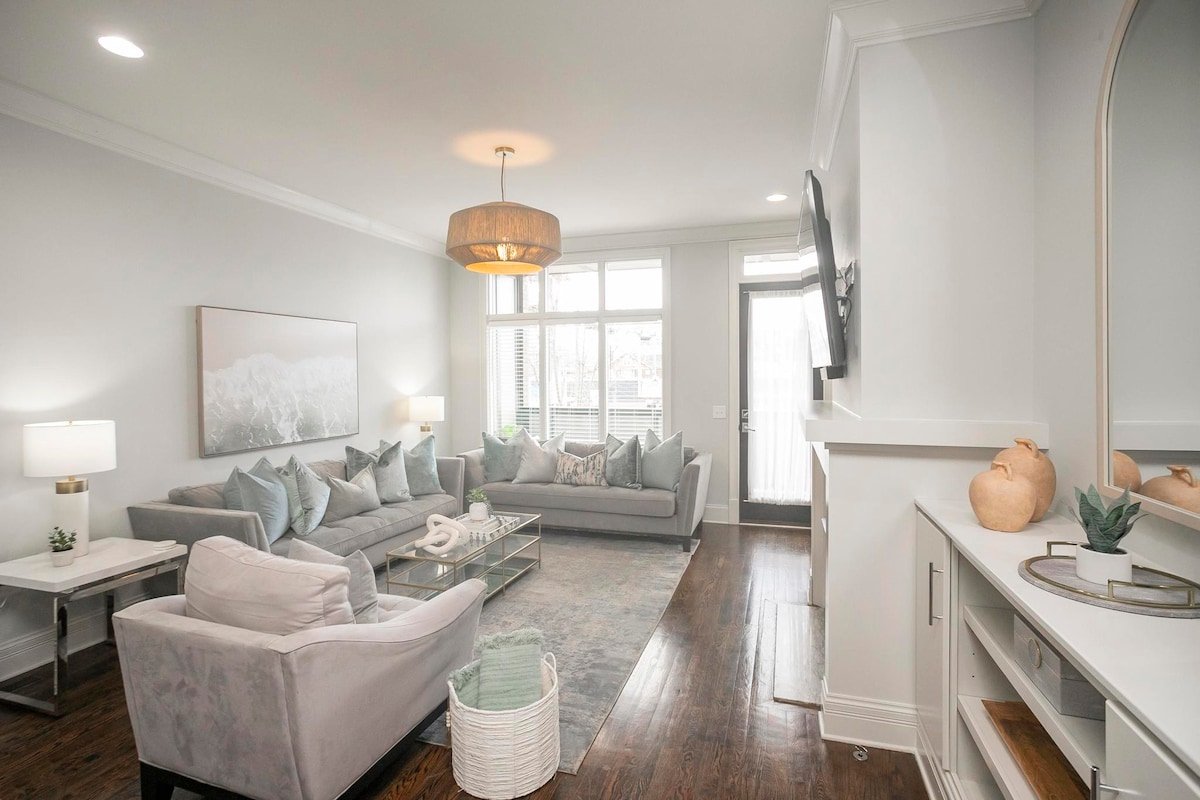 The Southern House – 1 mile to Broadway/Sleeps 12! gallery image 3