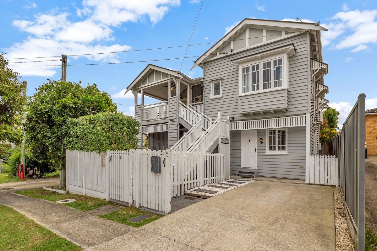 Cedar Street Lodge- 5BRMS 2 homes in 1. gallery image 2