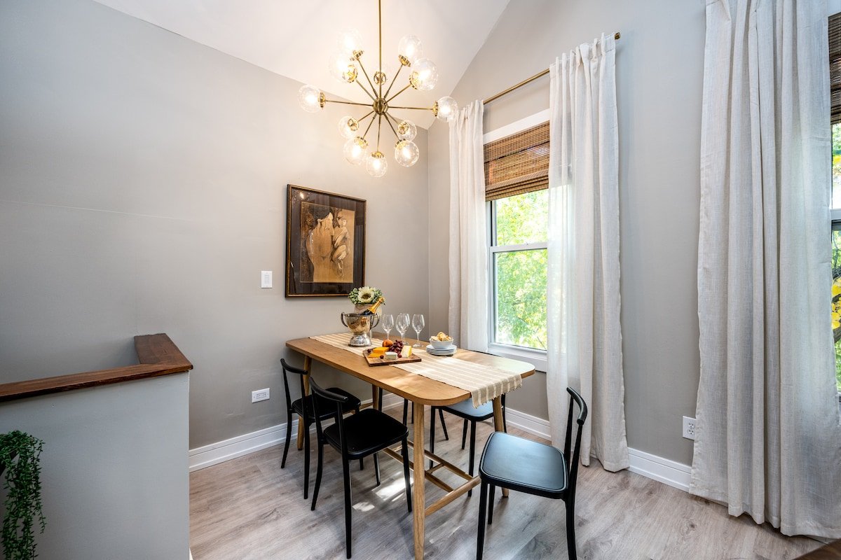 Penthouse. Historic Wicker Park. Walk | Shop | Eat gallery image 4