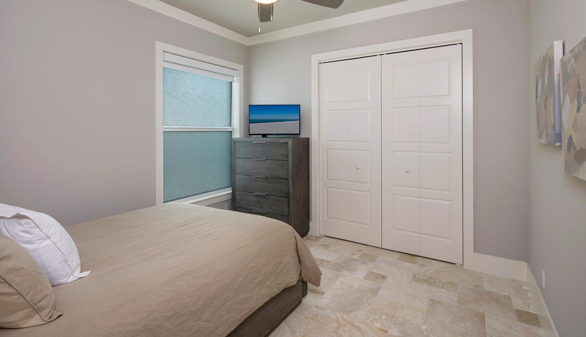 Catalina Sol gallery image 4